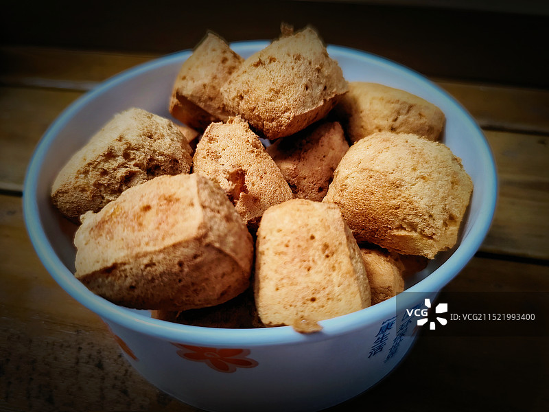 浙江绍兴美食臭豆腐：桌上碗里油炸食品的特写镜头图片素材