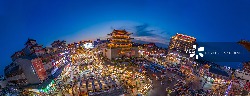 航拍河南开封鼓楼广场夜景 开封鼓楼夜市美食小吃摊位 都市天际线 城市地标建筑 旅游目的地图片素材