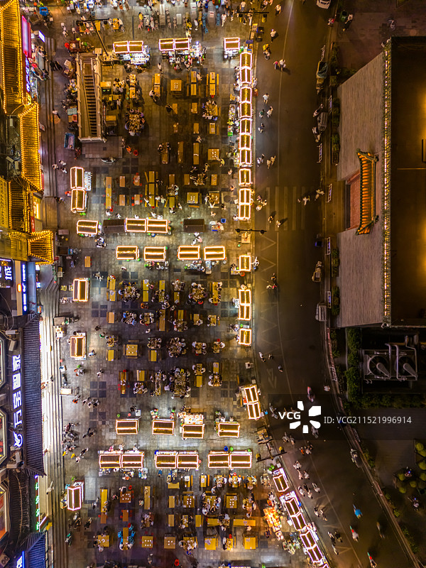 航拍河南开封鼓楼广场夜景 开封鼓楼夜市美食小吃摊位 都市天际线 城市地标建筑 旅游目的地图片素材
