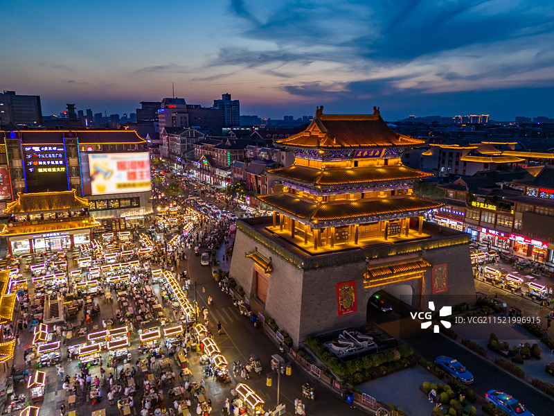 航拍河南开封鼓楼广场夜景 开封鼓楼夜市美食小吃摊位 都市天际线 城市地标建筑 旅游目的地图片素材