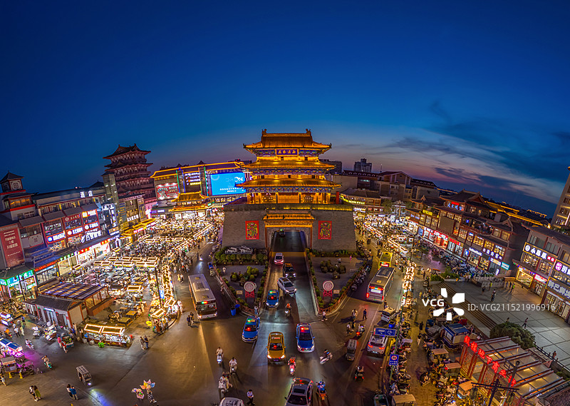 航拍河南开封鼓楼广场夜景 开封鼓楼夜市美食小吃摊位 都市天际线 城市地标建筑 旅游目的地图片素材