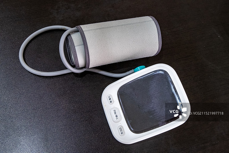 四川省内江市隆昌市室内脉搏测量，血压计图片素材