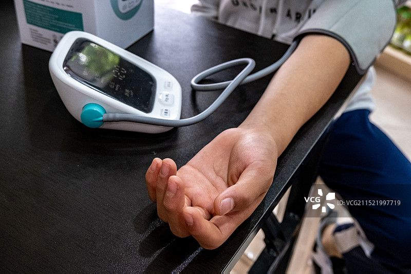 四川省内江市隆昌市室内脉搏测量，血压计图片素材