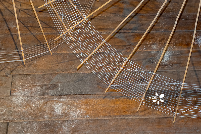 四川省泸州市江阳区分水镇中国国家地理标志产品油纸伞制作图片素材