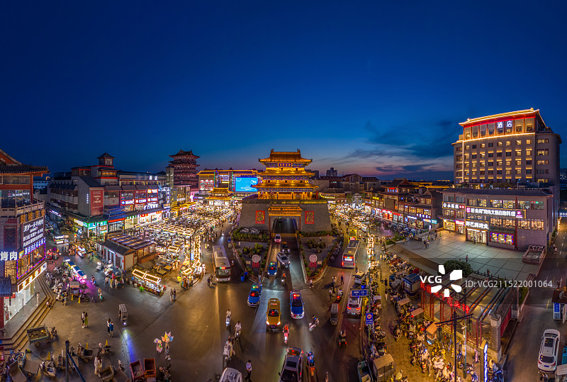 航拍河南开封鼓楼广场夜景 开封鼓楼夜市美食小吃摊位 都市天际线 城市地标建筑 旅游目的地图片素材
