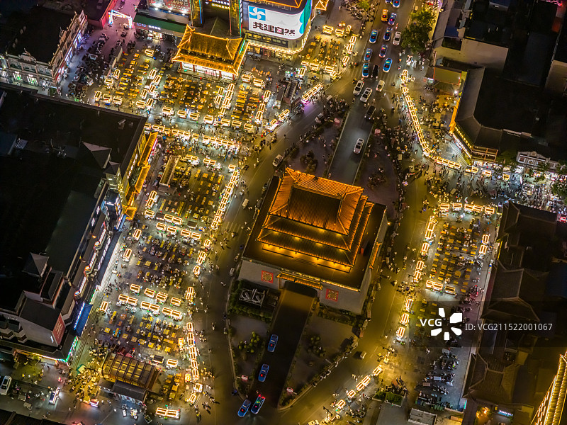 航拍河南开封鼓楼广场夜景 开封鼓楼夜市美食小吃摊位 都市天际线 城市地标建筑 旅游目的地图片素材