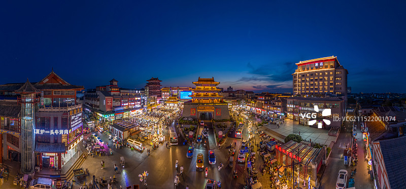 航拍河南开封鼓楼广场夜景 开封鼓楼夜市美食小吃摊位 都市天际线 城市地标建筑 旅游目的地图片素材