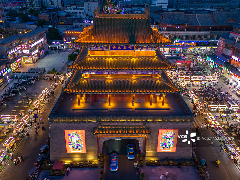 航拍河南开封鼓楼广场夜景 开封鼓楼夜市美食小吃摊位 都市天际线 城市地标建筑 旅游目的地图片素材
