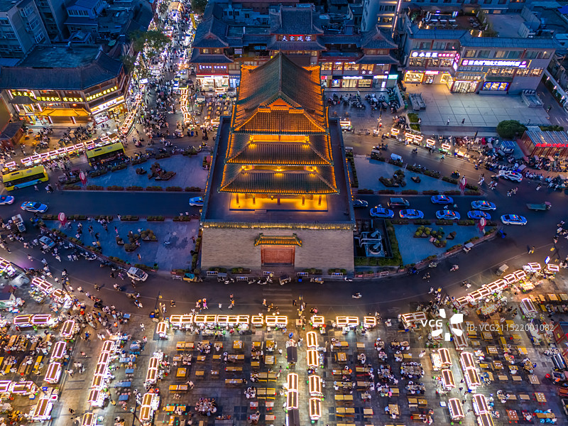 航拍河南开封鼓楼广场夜景 开封鼓楼夜市美食小吃摊位 都市天际线 城市地标建筑 旅游目的地图片素材