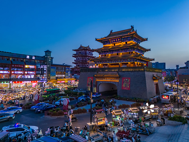 航拍河南开封鼓楼广场夜景 开封鼓楼夜市美食小吃摊位 都市天际线 城市地标建筑 旅游目的地图片素材