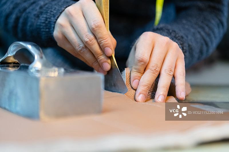 裁缝在裁剪衣片图片素材