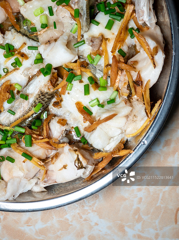 金属餐盘里的清蒸鱼块图片素材