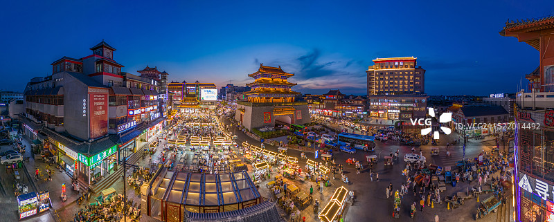 航拍河南开封鼓楼广场夜景 开封鼓楼夜市美食小吃摊位 都市天际线 城市地标建筑 旅游目的地图片素材