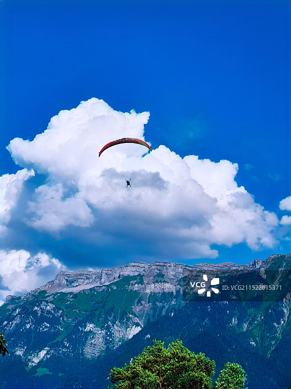 蓝天下滑翔伞的低角度视图图片素材