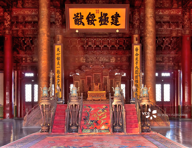 故宫太和殿里的蟠龙宫柱与皇帝龙椅宝座图片素材