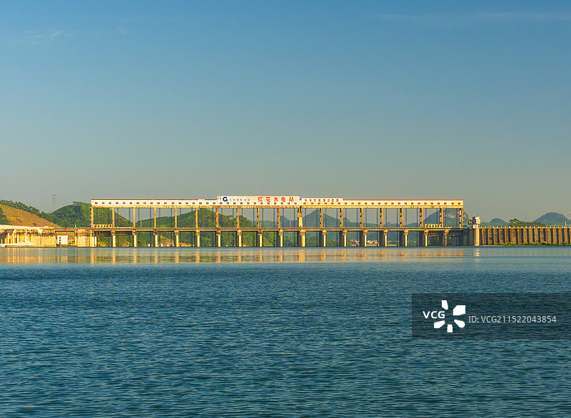 广西柳州红花水电站与宽阔的柳江河河面风光图片素材