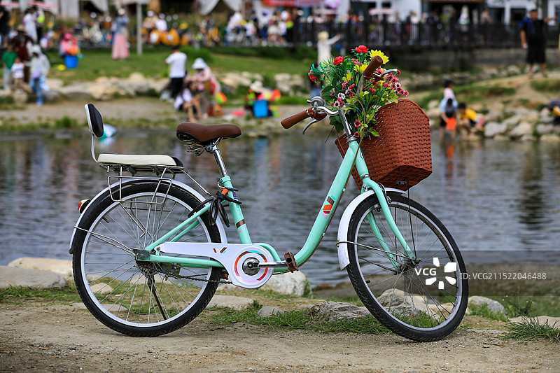 停在河畔的共享单车特写镜头图片素材