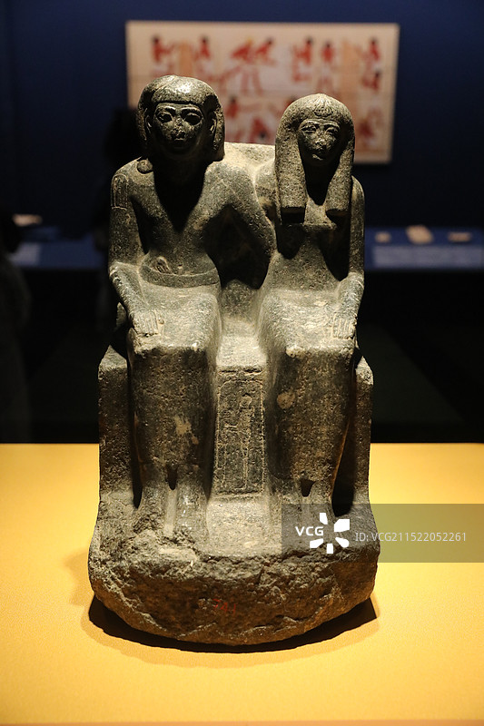 “金字塔之巅：古埃及展” 法老的国度：普塔大祭司夫妻像 第22王朝 普塔神大祭司：维尔·凯瑞普·海姆图片素材