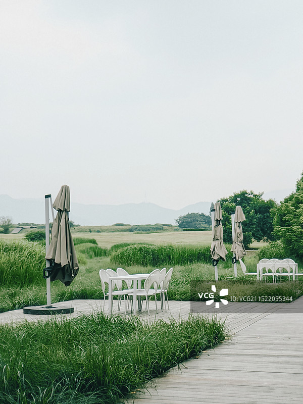 蓝天下的田野风景图片素材