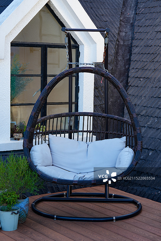 阁楼露台靠墙的空椅子网红吊椅图片素材