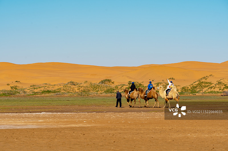 腾格里沙漠日落  雪山 沙漠绿洲 阿拉善图片素材
