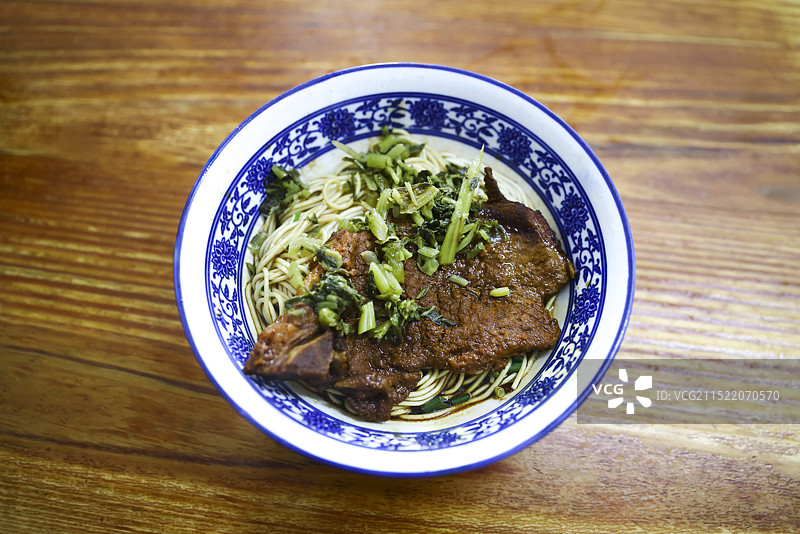 雪菜大排干拌面图片素材