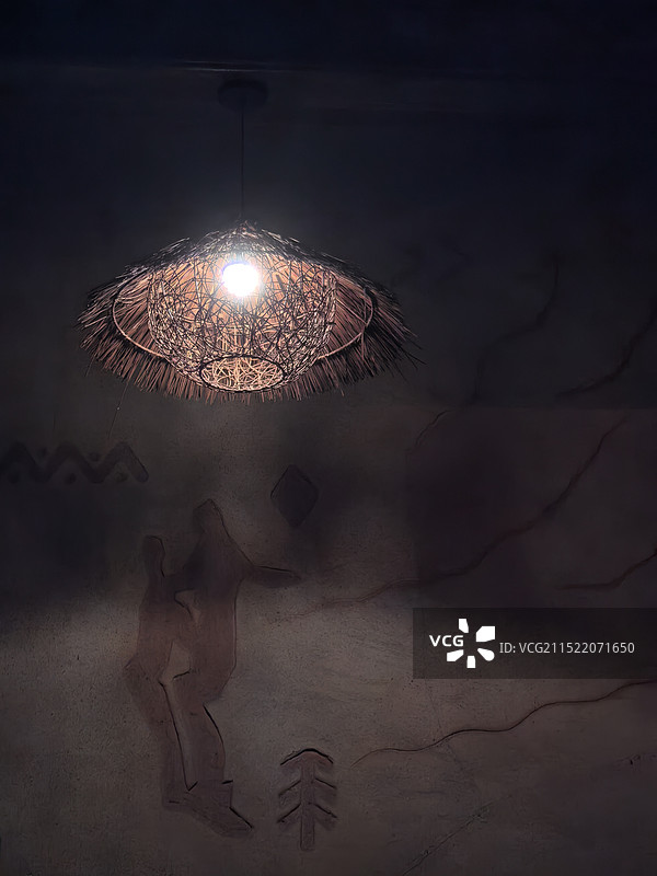 暗室中照明灯泡的特写镜头图片素材