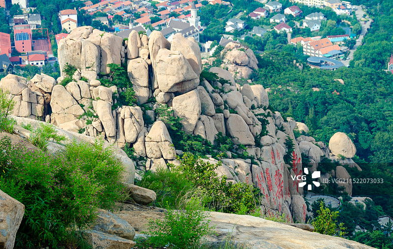 青岛崂山仰口景区，俯瞰刻有巨大“寿”字的寿字峰图片素材