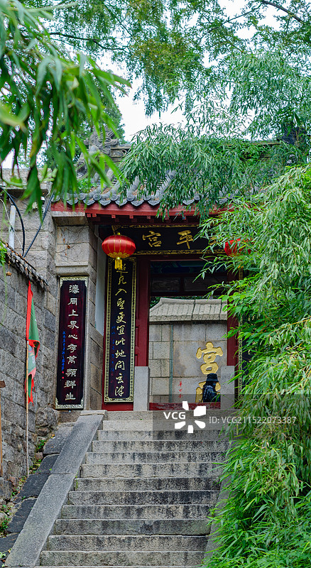 青岛崂山仰口景区，著名道观太平宫的门口环境幽深图片素材