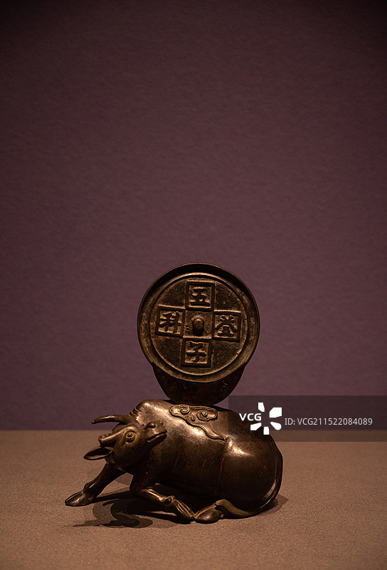 西安博物院文物镇馆之宝明代“五子登科”带卧牛座铜镜图片素材