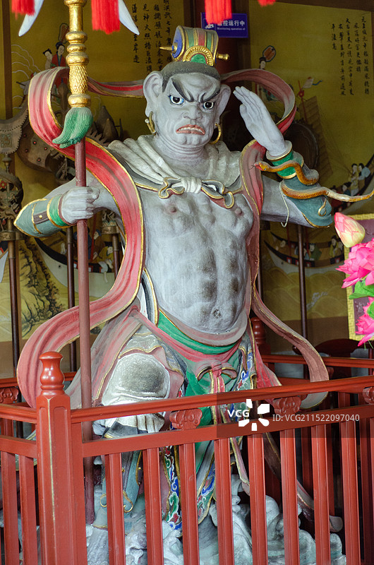 青岛天后宫中威严可怖的顺风耳塑像图片素材