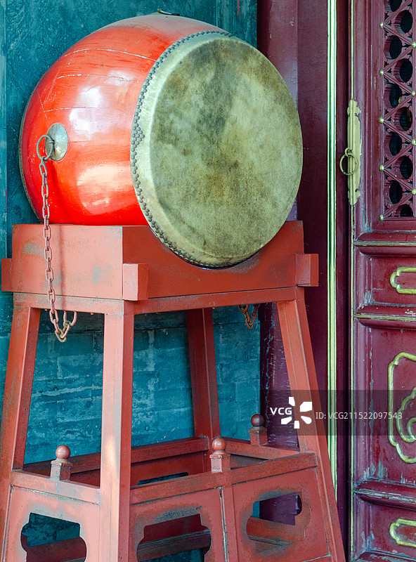 门前一面红色大鼓图片素材