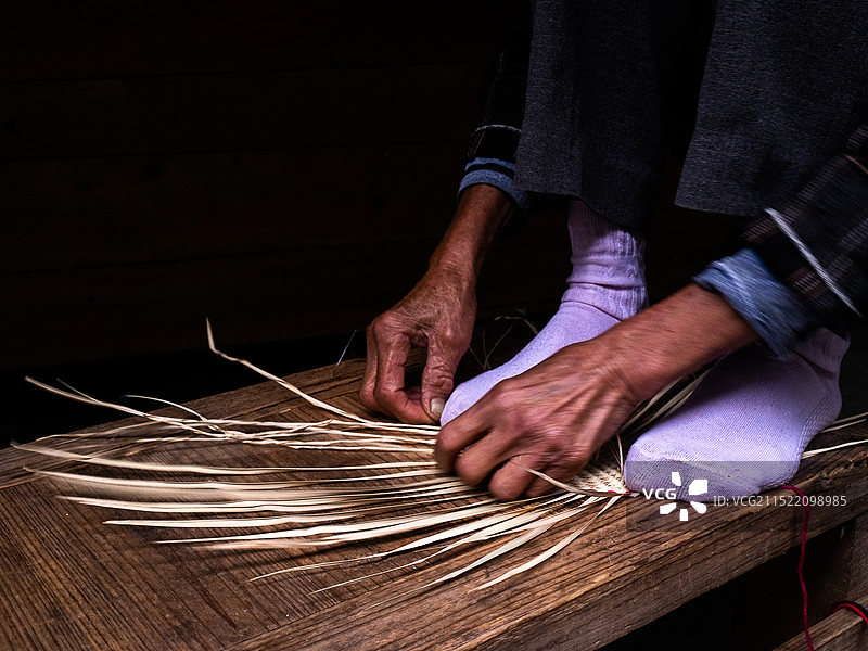 安徽池州市石台县牯牛降景区山林中严家古村手工编织蒲草扇子的老奶奶图片素材