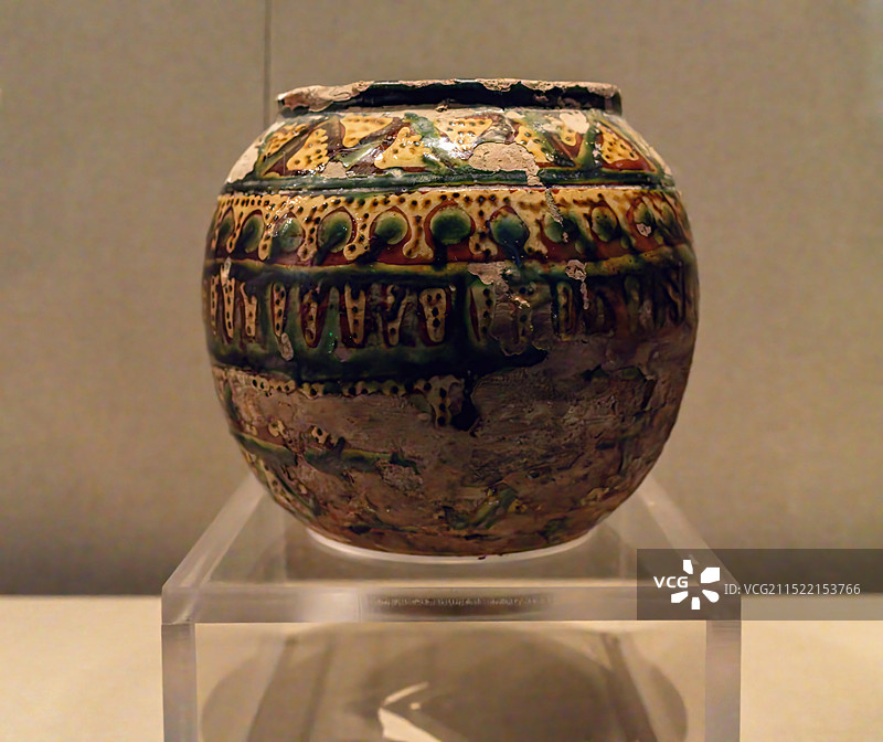 新疆喀什博物馆藏明三彩陶罐图片素材