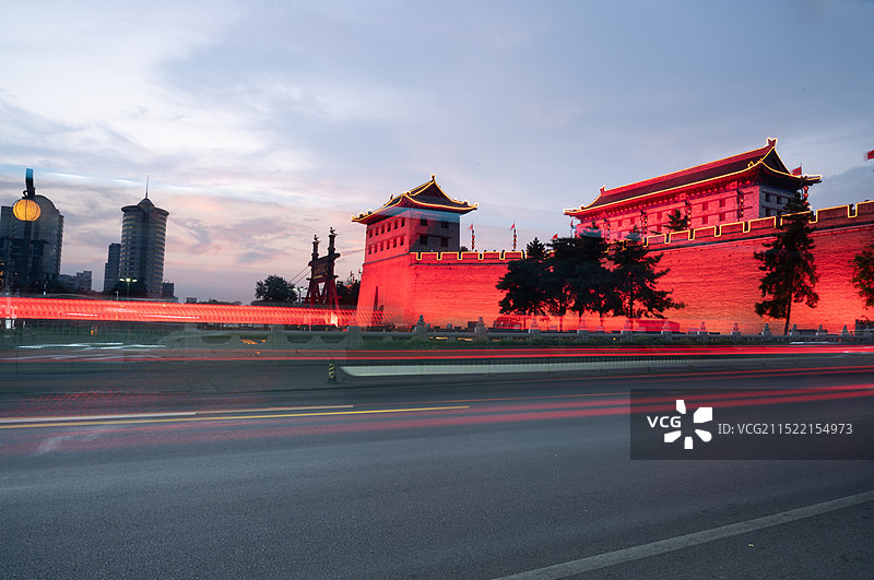 陕西西安威严宏伟的永宁门城墙傍晚的车流图片素材