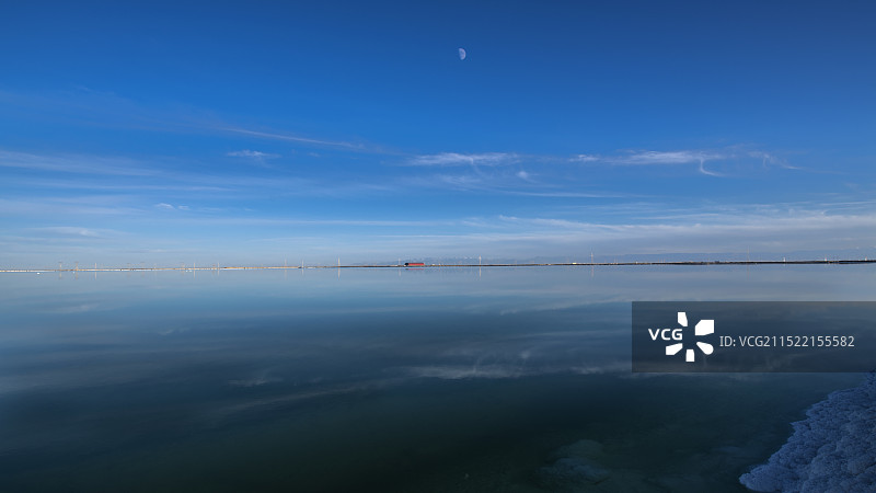 月光下的青海察尔汗盐湖自然风光图片素材