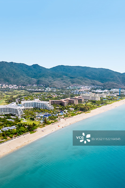 中国海南三亚亚龙湾海岸线和度假酒店高视角航拍风光图片素材