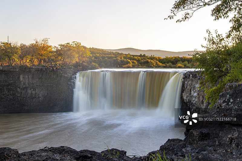 黑龙江省牡丹江宁安市镜泊湖国家级风景名胜区吊水楼瀑布秋日风光图片素材