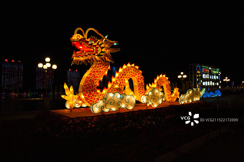 龙灯 夜间照明装饰的低角度视图图片素材