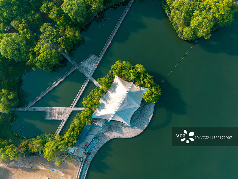 航拍城市风光，湖中小岛上的建筑道路和森林，唐山南湖公园航拍风光图片素材