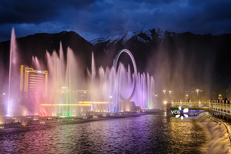 西藏林芝市巴宜区民族团结广场城市喷泉夜景风光图片素材