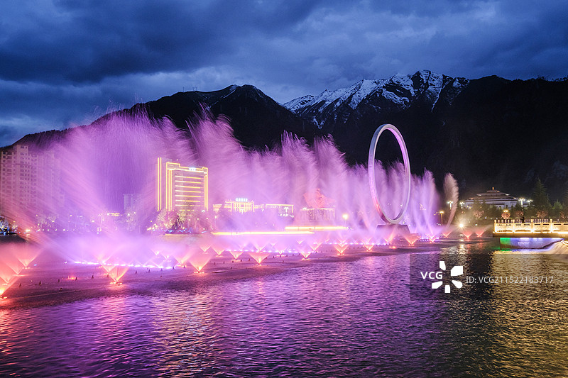 西藏林芝市巴宜区民族团结广场城市喷泉夜景风光图片素材