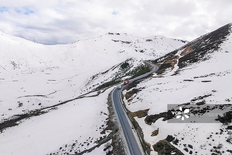 西藏G318川藏线色季拉山垭口航拍雪山公路图片素材