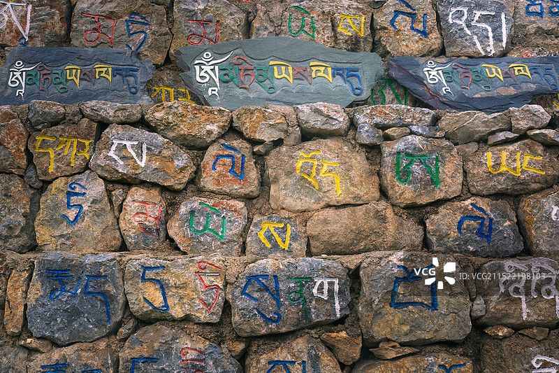 玛尼堆上的藏族文字图片素材