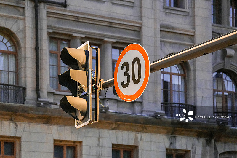 阳光照射下的上海外滩交通信号灯图片素材