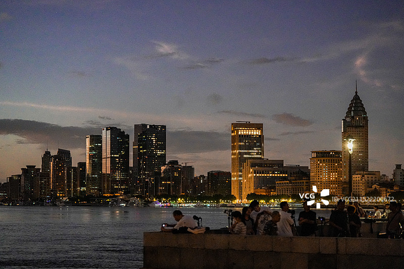 上海黄浦江外滩日出和城市天际线图片素材