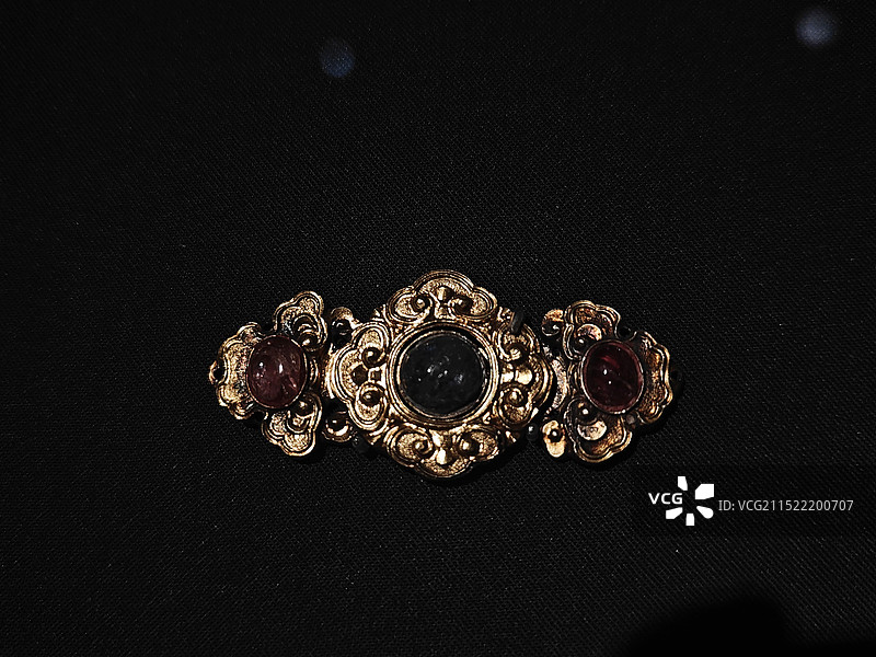 首都博物馆 明代 海淀区董四墓村明妃嫔墓出土 嵌红蓝宝石云纹金纽扣图片素材