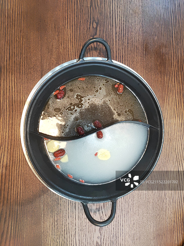 火锅店里的鸳鸯锅底图片素材
