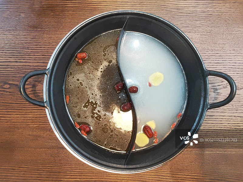 火锅店里的鸳鸯锅底图片素材