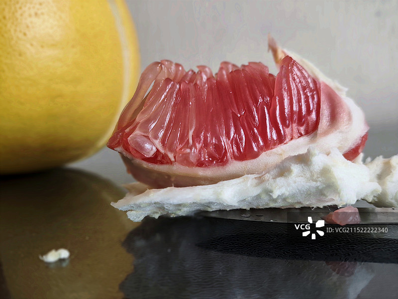 静物·剝开的红柚图片素材